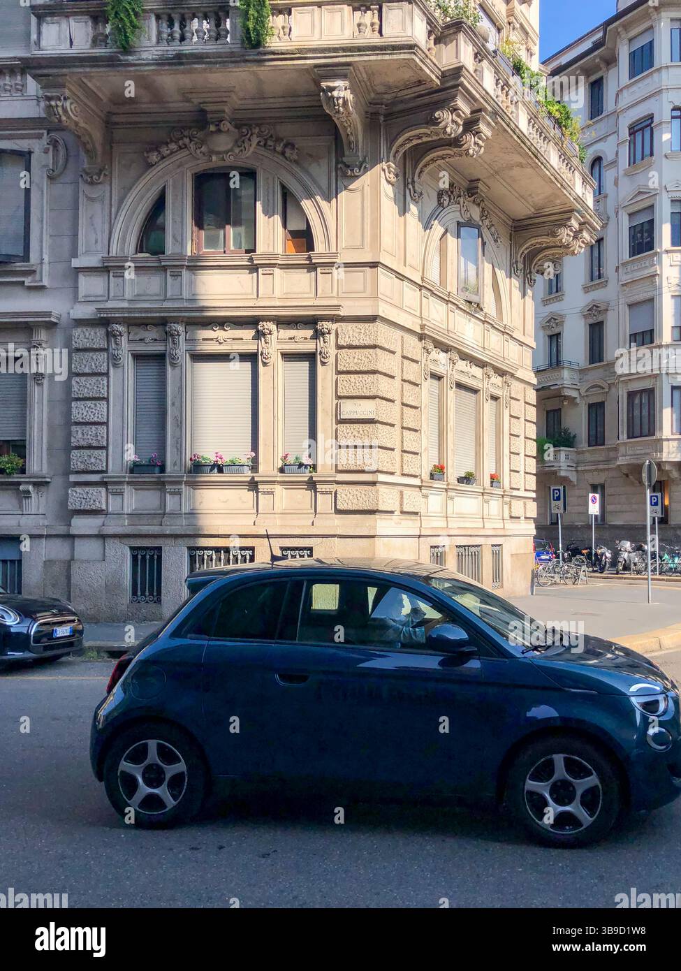 Piccola auto per le strade di Milano Foto Stock