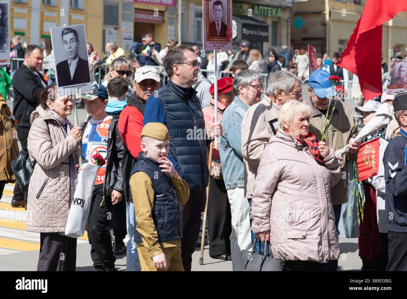 KIROV, RUSSIA - 9 MAGGIO 2025: Marcia del 'Reggimento Immortale' a Kirov, Russia. La processione degli antenati degli eroi nel giorno della Vittoria. Foto Stock