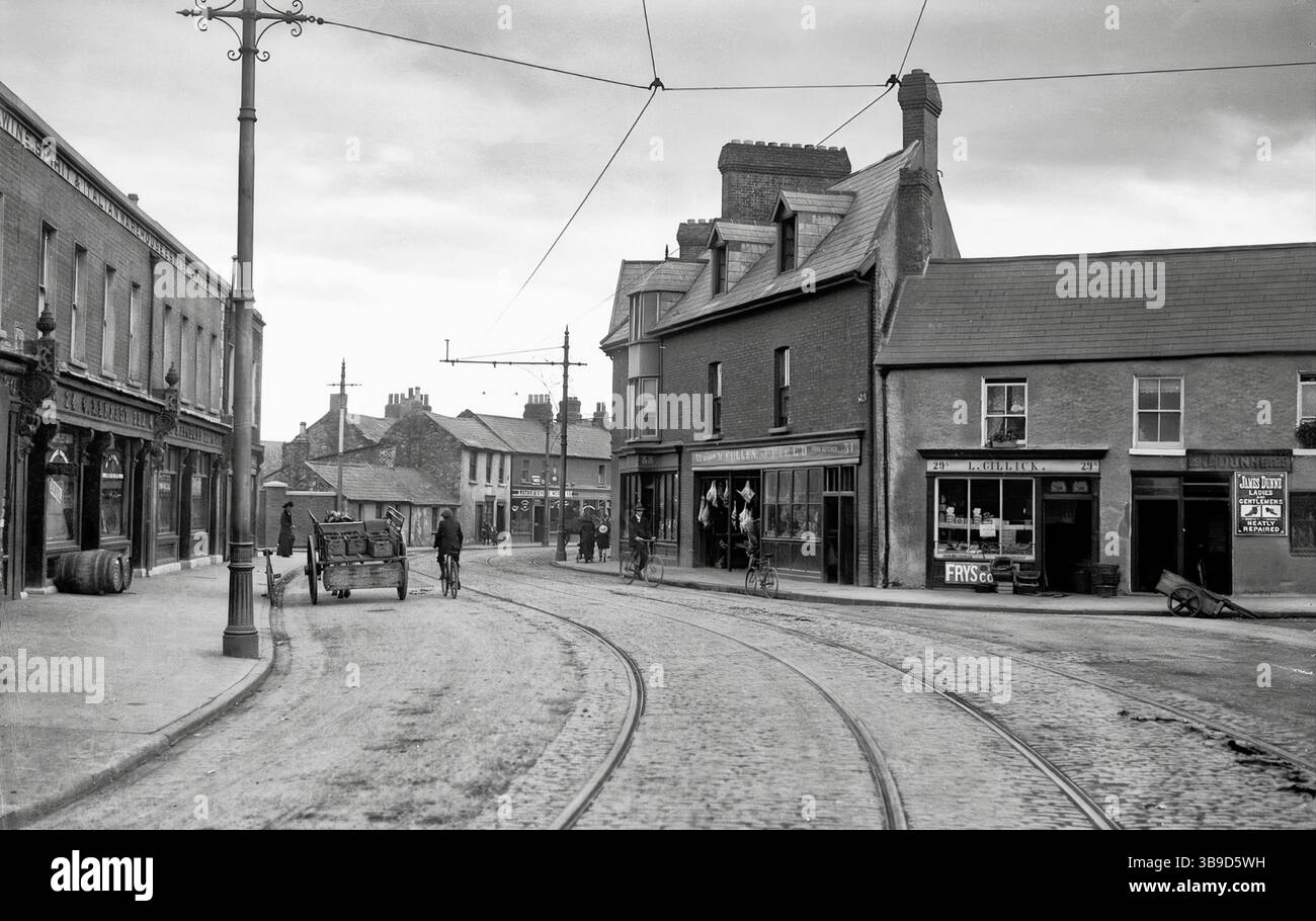 Una fotografia della fine del XIX secolo di Donnybrook a Dublino, Irlanda. Un tempo sede della fiera del bestiame e dei prodotti agricoli di Donnybrook, risalente al 1204, si tenne ogni anno fino a quando divenne più un carnevale e un luna Park. L'ubriachezza, i combattimenti e i matrimoni affrettati divennero comuni e la gente di Donnybrook era ansiosa che dovesse cessare, cosa che fece nel 1855. Foto Stock