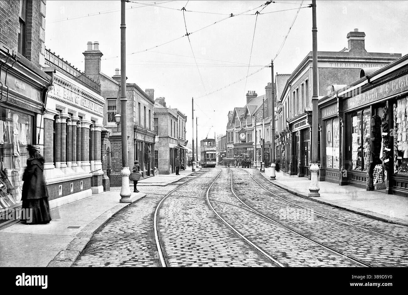 Una fotografia del tardo XIX secolo della Main Street di Dalkey, un villaggio vicino a Dún Laoghaire a sud-est di Dublino, in Irlanda, fondato come insediamento vichingo e successivamente diventato un porto nel Medioevo. Uno dei quartieri più ricchi di Dublino, divenne la patria di scrittori, artisti e celebrità. Foto Stock