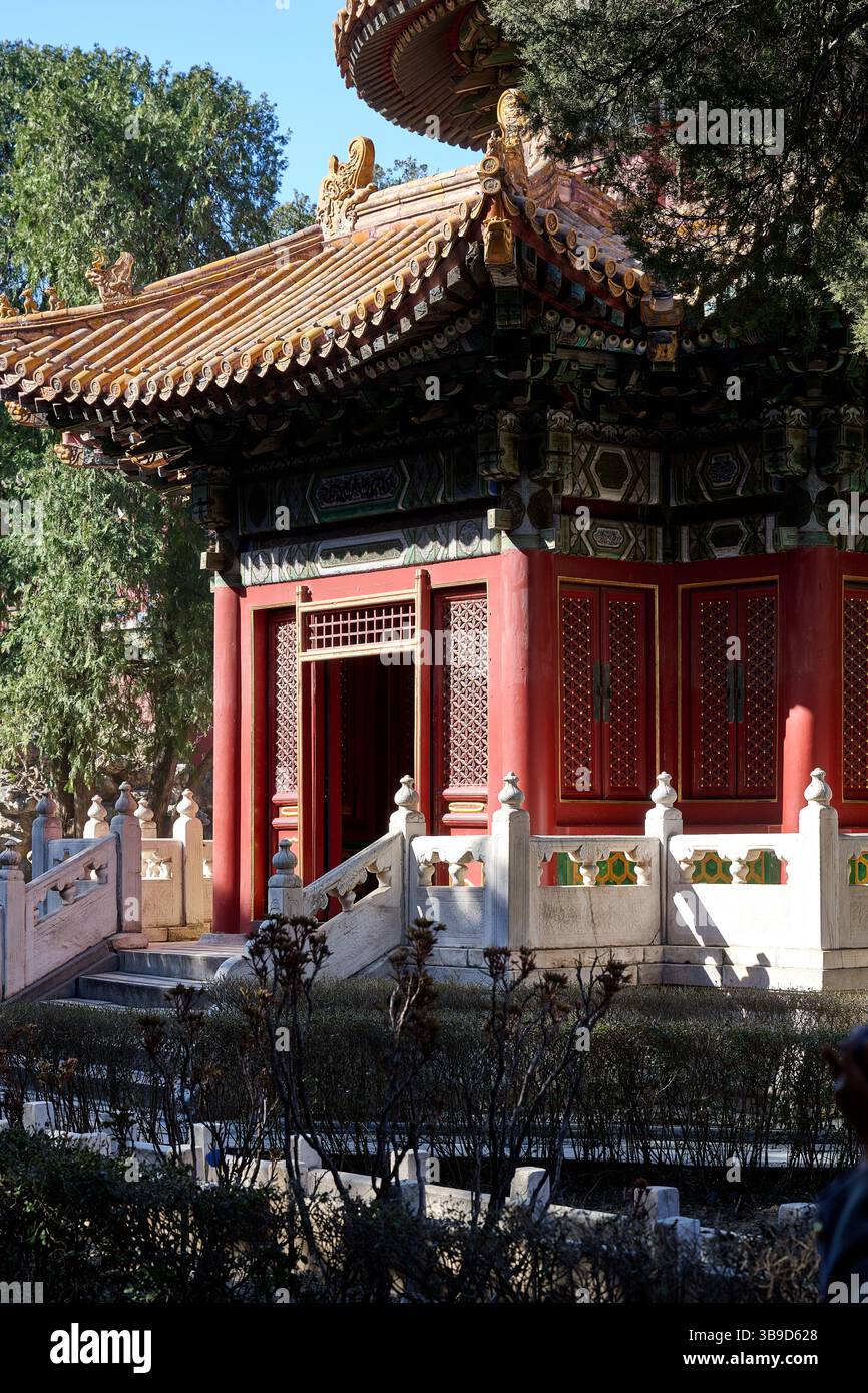 Tranquillo Pavilion Garden all'interno della città Proibita circondato da alberi e formazioni rocciose Foto Stock