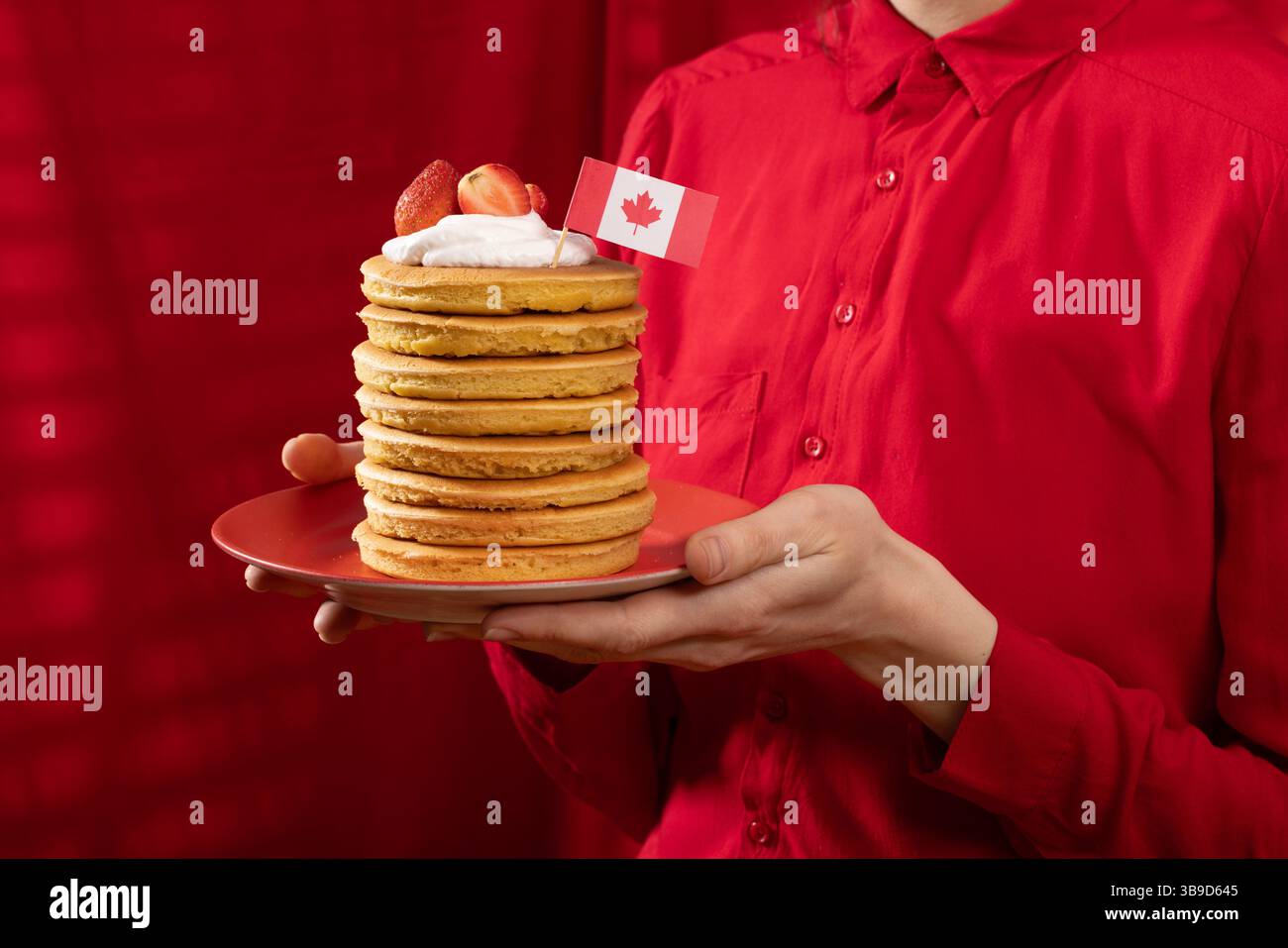 Concetto di cibo tradizionale per il Canada Day. Una ragazza in un caffè di classe mangia in Canada. Colazione e pranzo. Foto di alta qualità Foto Stock