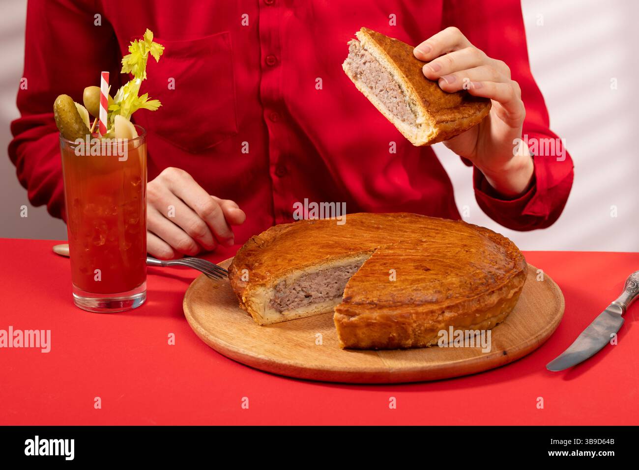 Concetto di cibo tradizionale per il Canada Day. Una ragazza in un caffè di classe mangia in Canada. Colazione e pranzo. Foto di alta qualità Foto Stock