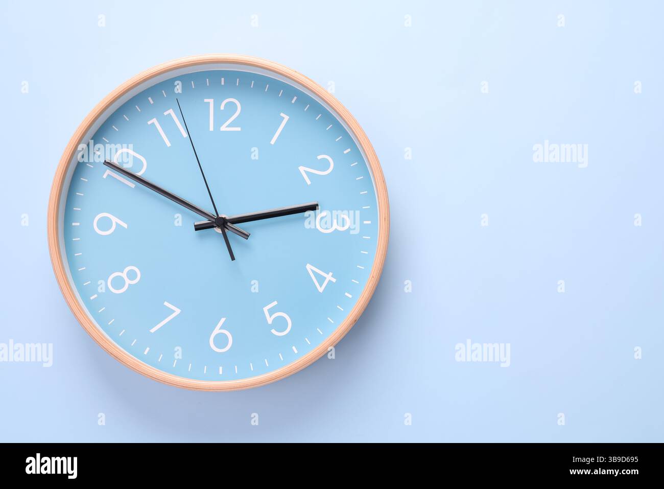Primo piano di un orologio da parete. Il concetto di tempo e tempo di lavoro è prezioso per tutta la vita, sveglia interrotta. foto su sfondo colorato. ph di alta qualità Foto Stock