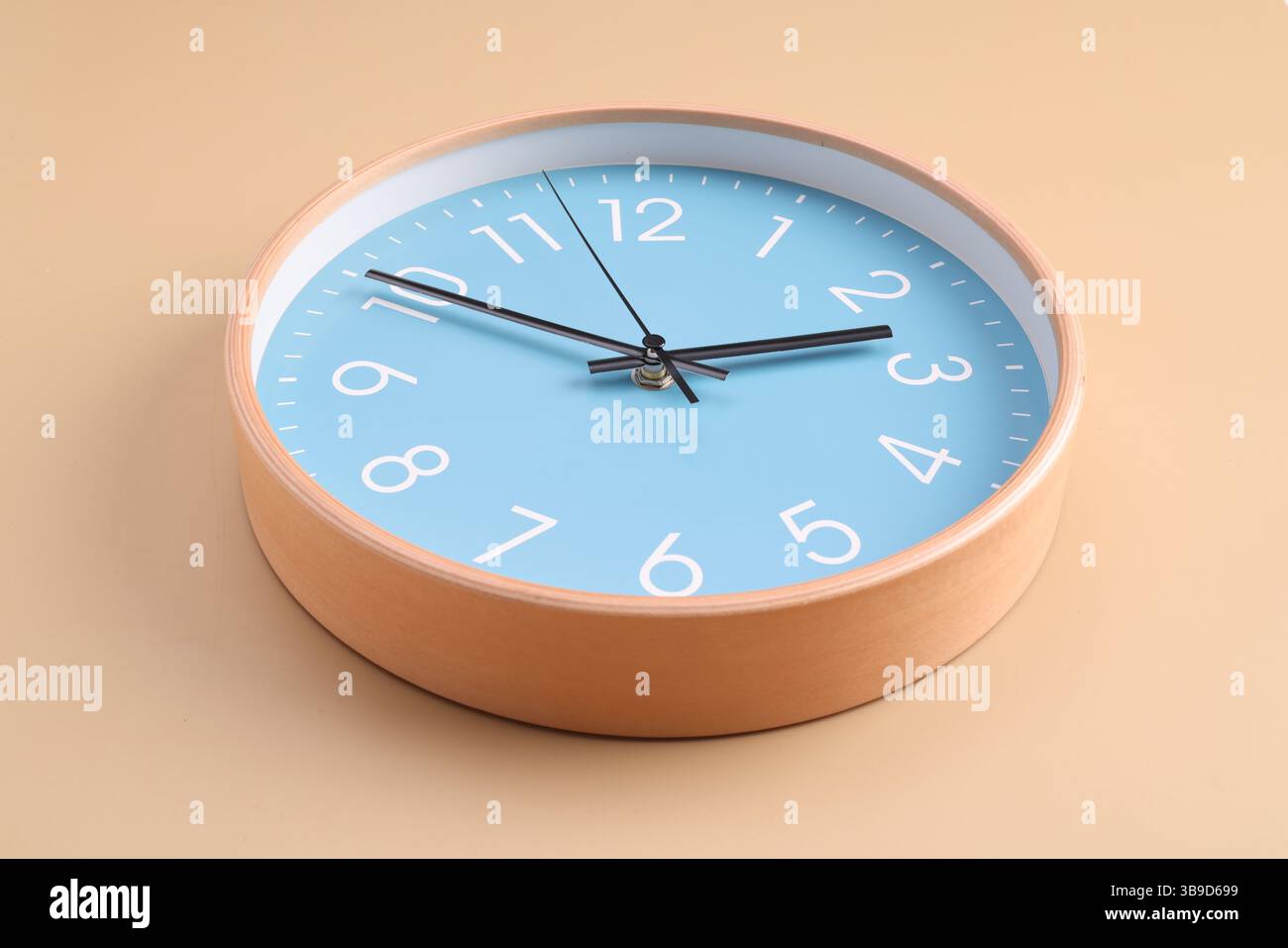 Primo piano di un orologio da parete. Il concetto di tempo e tempo di lavoro è prezioso per tutta la vita, sveglia interrotta. foto su sfondo colorato. ph di alta qualità Foto Stock