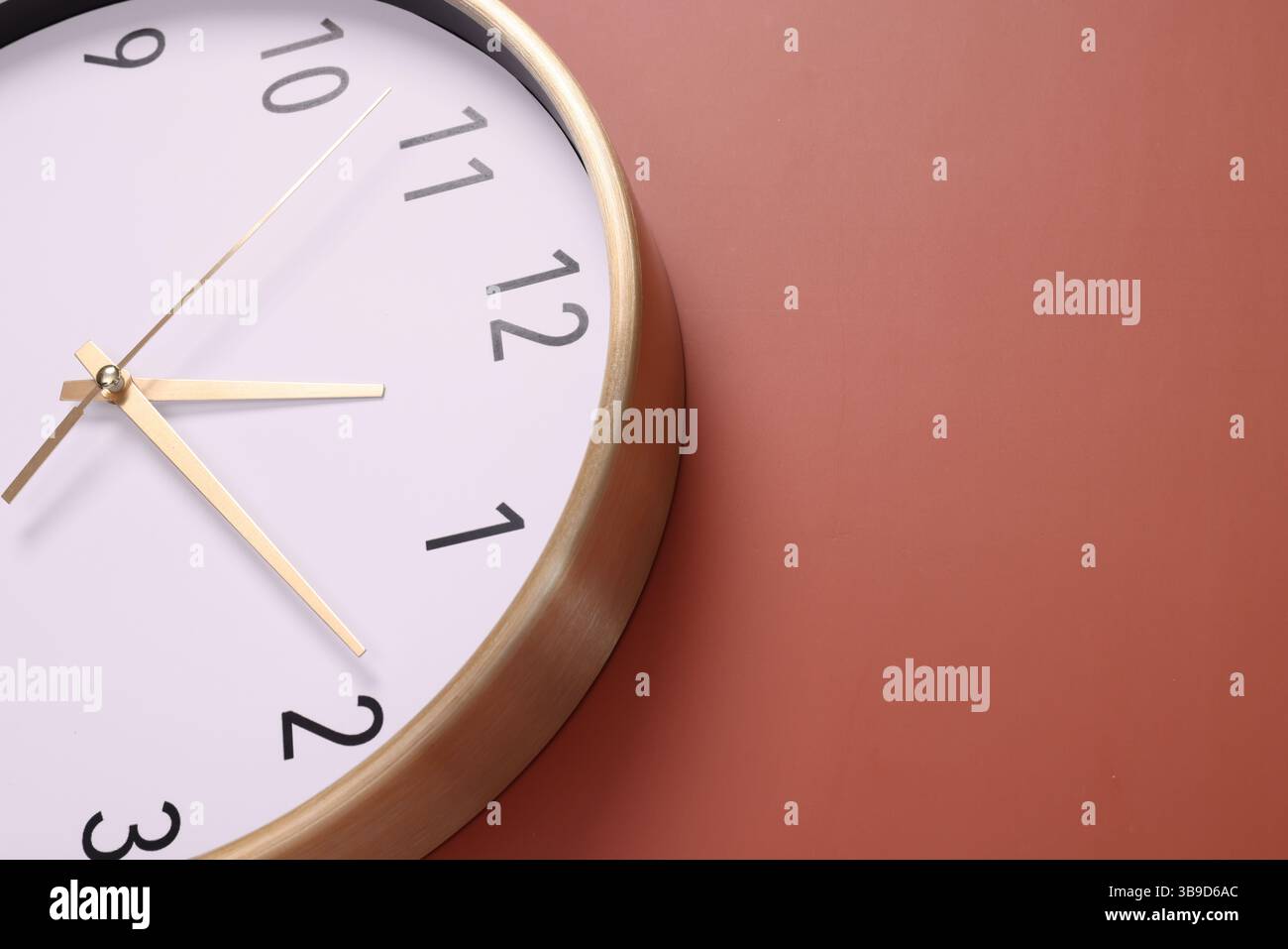 Primo piano di un orologio da parete. Il concetto di tempo e tempo di lavoro è prezioso per tutta la vita, sveglia interrotta. foto su sfondo colorato. ph di alta qualità Foto Stock