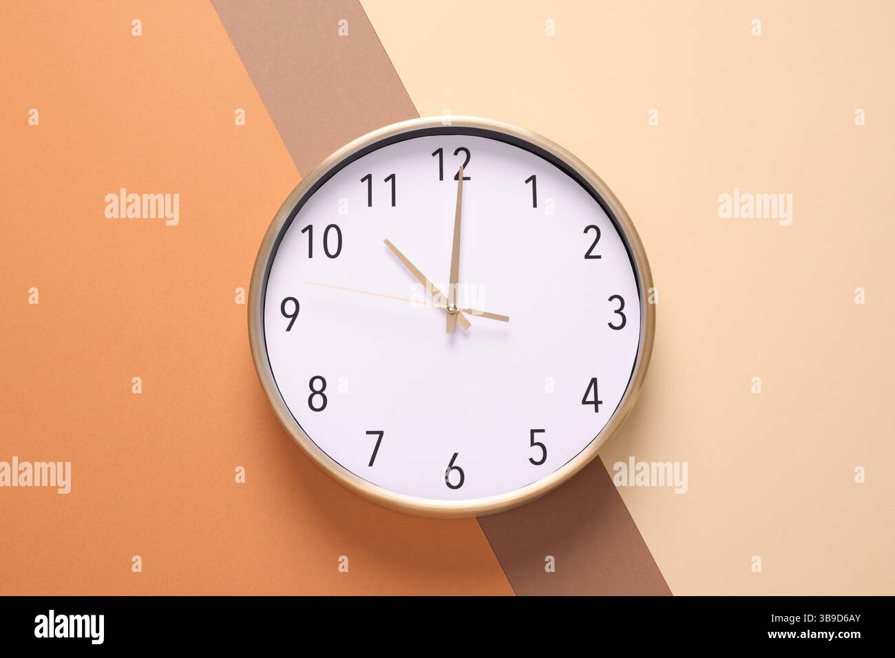 Primo piano di un orologio da parete. Il concetto di tempo e tempo di lavoro è prezioso per tutta la vita, sveglia interrotta. foto su sfondo colorato. ph di alta qualità Foto Stock