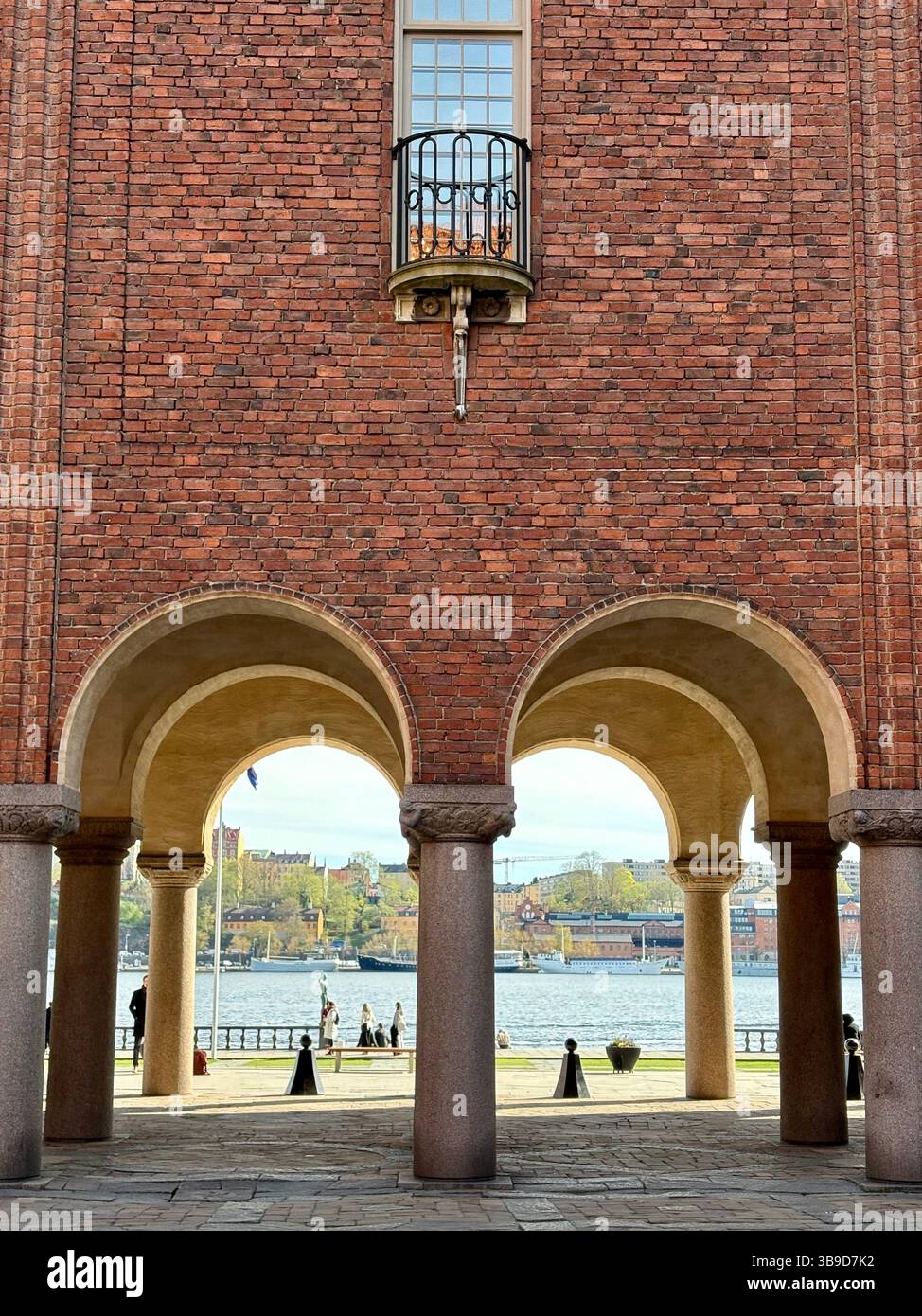 Colonnato ad arco del Municipio di Stoccolma con vista sul lungomare - Immagine stock catturata con smartphone