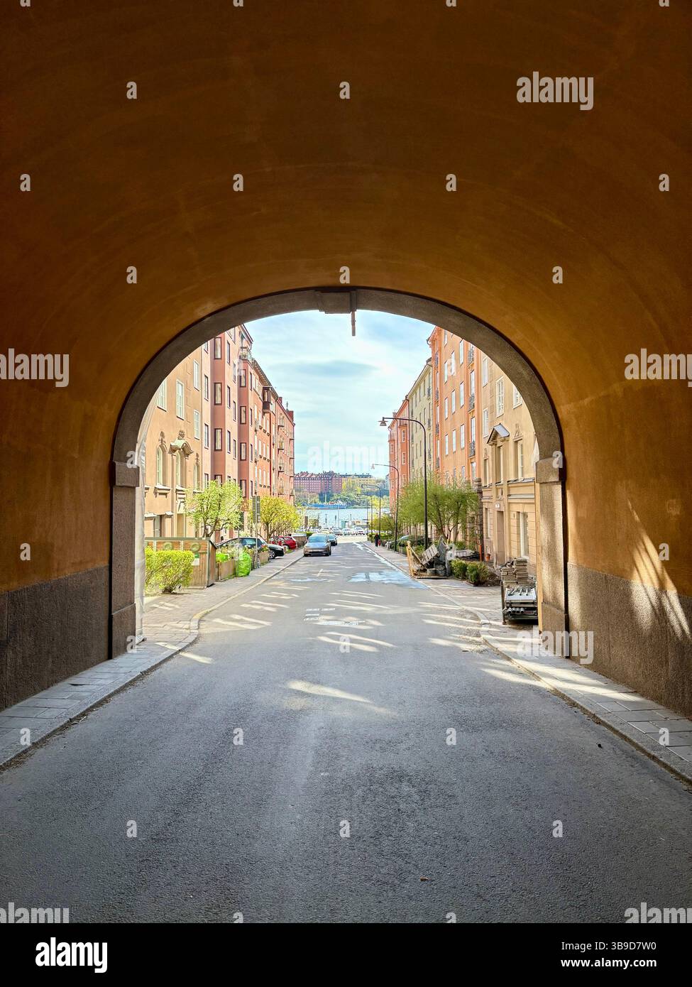 Veduta della strada incorniciata di Kungsholmen, Stoccolma attraverso l'Archway che conduce al lungomare Foto Stock