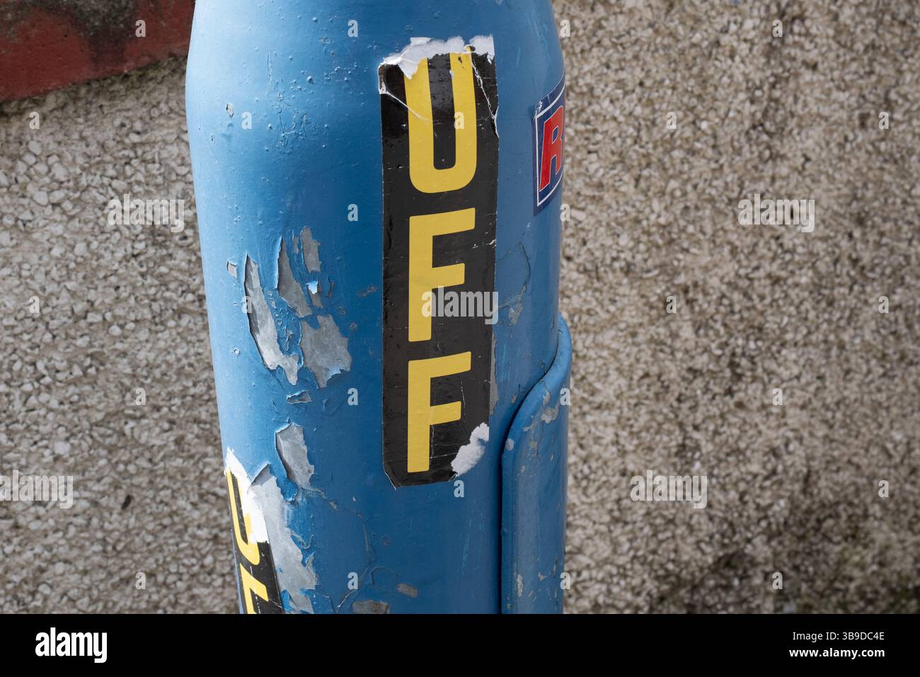 Derry / Londonderry, Irlanda del Nord - 7 maggio 2025: Adesivo paramilitare lealista relativo all'UFF testo giallo su sfondo nero incollato al lampione Foto Stock