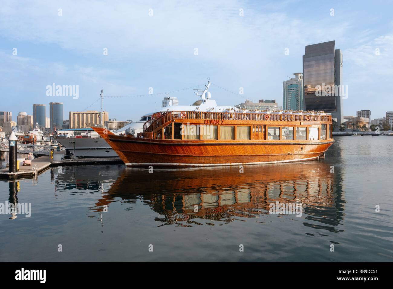 Escursione turistica in dhow presso al Seef Marina, Dubai Creek, Dubai, Emirati Arabi Uniti. Foto Stock