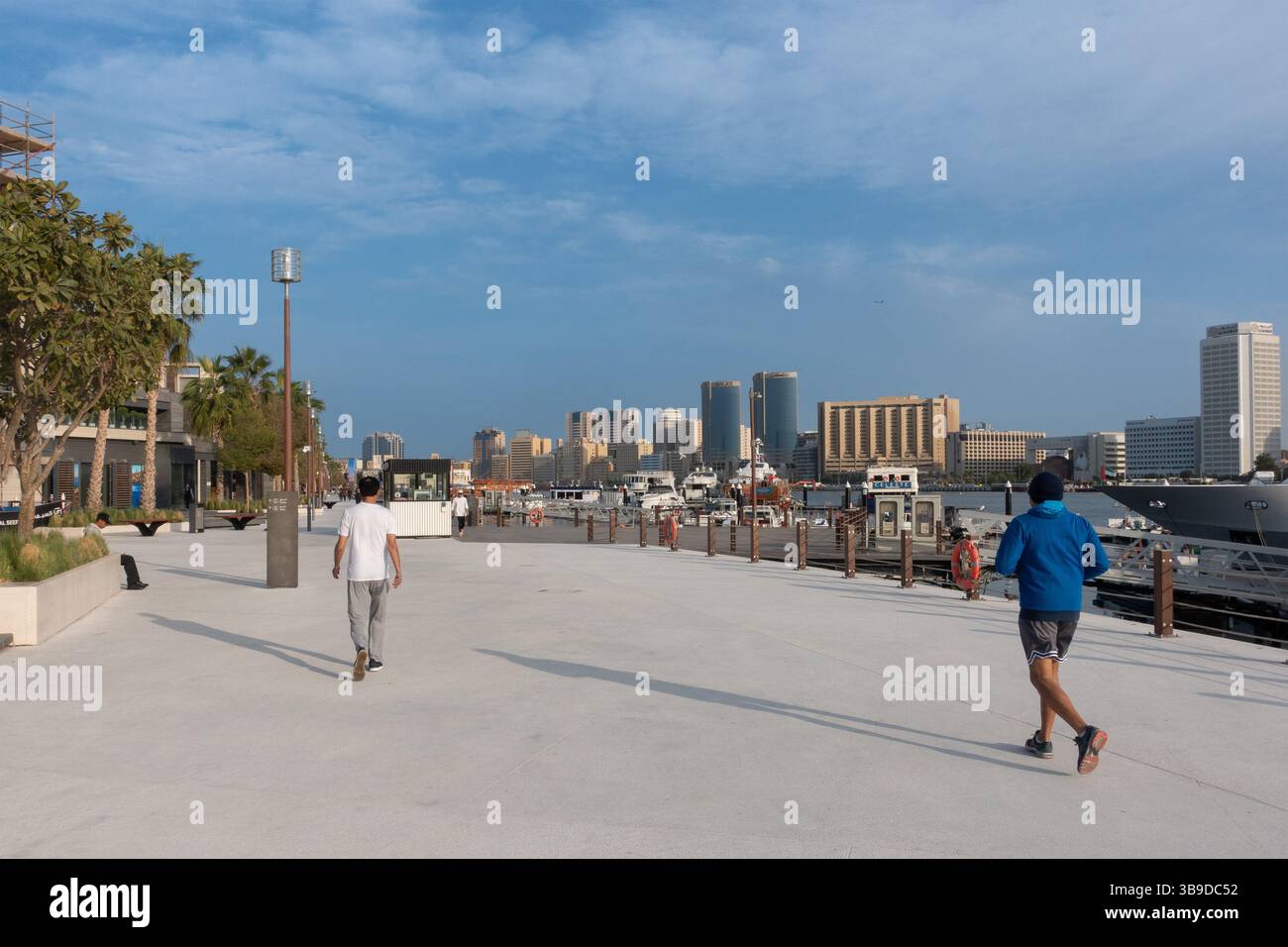 Passeggiata sul lungomare di al Seef lungo il Dubai Creek, Dubai, Emirati Arabi Uniti. Foto Stock