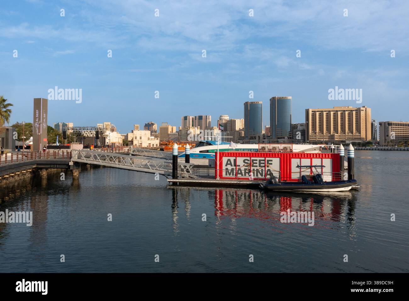 Vista della Marina di al Seef e delle Torri Gemelle Deira sullo sfondo, Dubai Creek, Dubai, Emirati Arabi Uniti. Foto Stock
