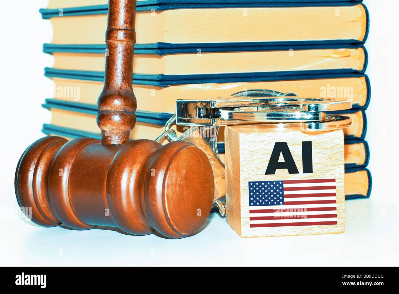 Il martelletto giudiziario in legno tocca il background tecnologico dell'intelligenza artificiale. Leggi moderne e normative legali negli Stati Uniti. Foto Stock