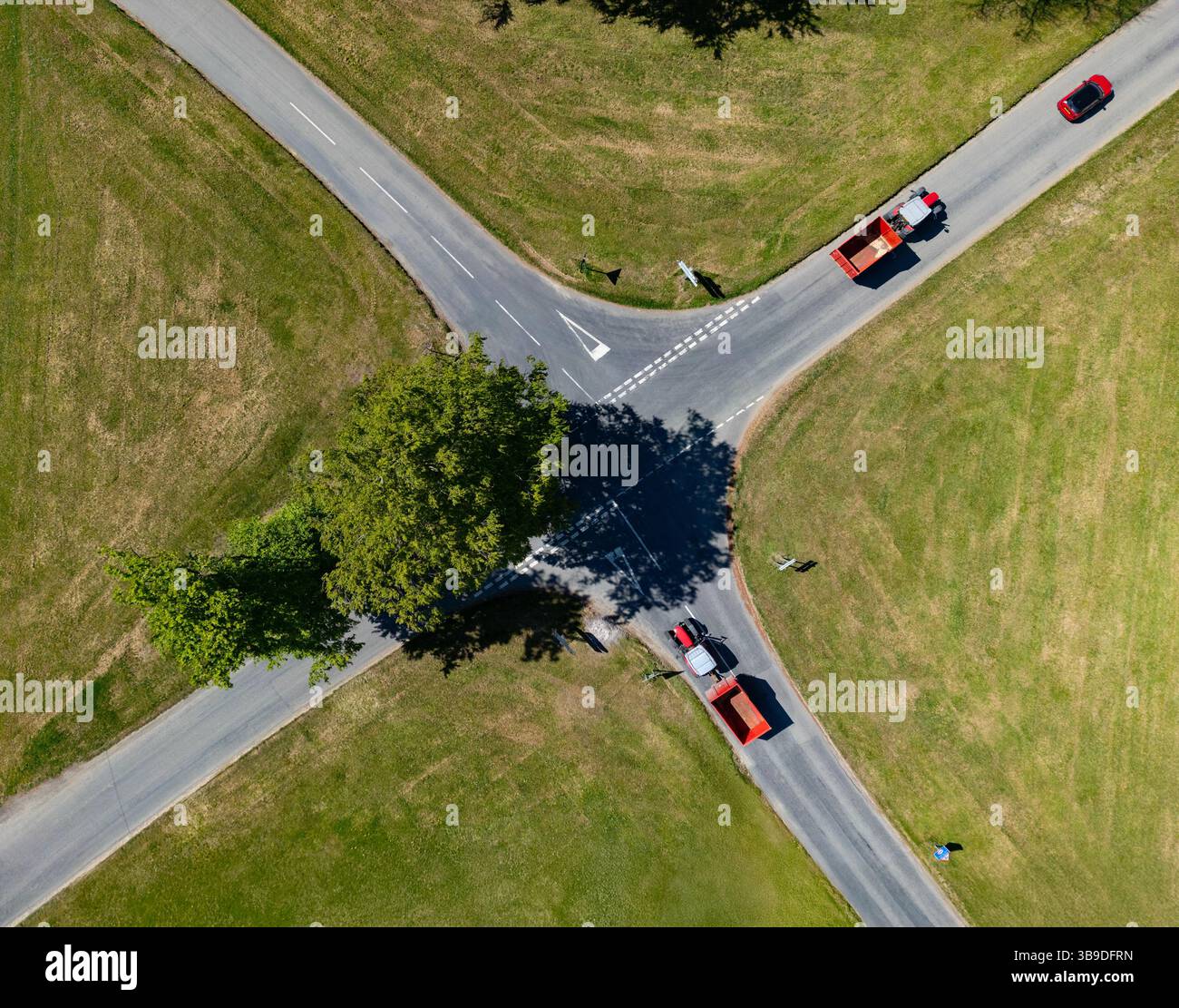 Vista aerea dall'alto dei veicoli agricoli su un crocevia rurale nel North Yorkshire nel nord-est dell'Inghilterra. Foto Stock