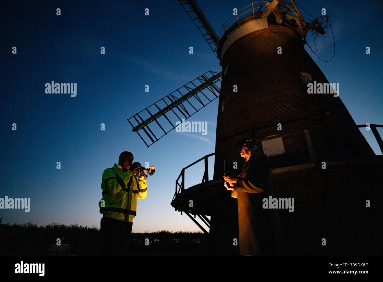 80° anniversario del VE Day commemorato a Thaxted Essex UK l'8 maggio 2025 visto qui: Tom Walker suona l'ultimo post sul suo Cornet beneth Thaxted Windmill al tramonto alle 9,30. Festeggiando la fine della seconda guerra mondiale in Europa 80 anni earlier...seen qui a Thaxted di fronte alla Guildhall del XIV secolo con residenti che cantano e Morris Men Thaxted che ballano prima di dirigersi al mulino a vento Thaxted dove è stato suonato l'ultimo post prima della cerimonia di accensione del Beacon Thaxted. Copyright di immagini di Brian Harris © NESSUN utilizzo non autorizzato senza autorizzazione Foto Stock