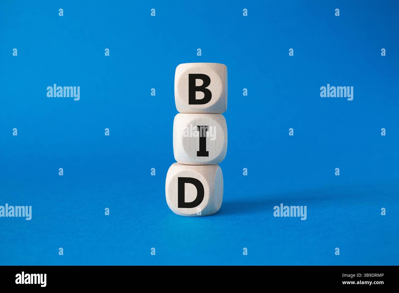 Simbolo DI OFFERTA. Parola concettuale BID su blocchi di legno. Bellissimo sfondo blu. Business e OFFERTA. Copia spazio Foto Stock
