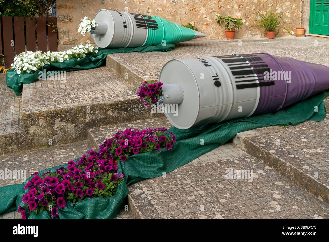 Tubi di vernice ad olio gigante. Festival dei fiori di Costitx. Maiorca. Spagna Foto Stock