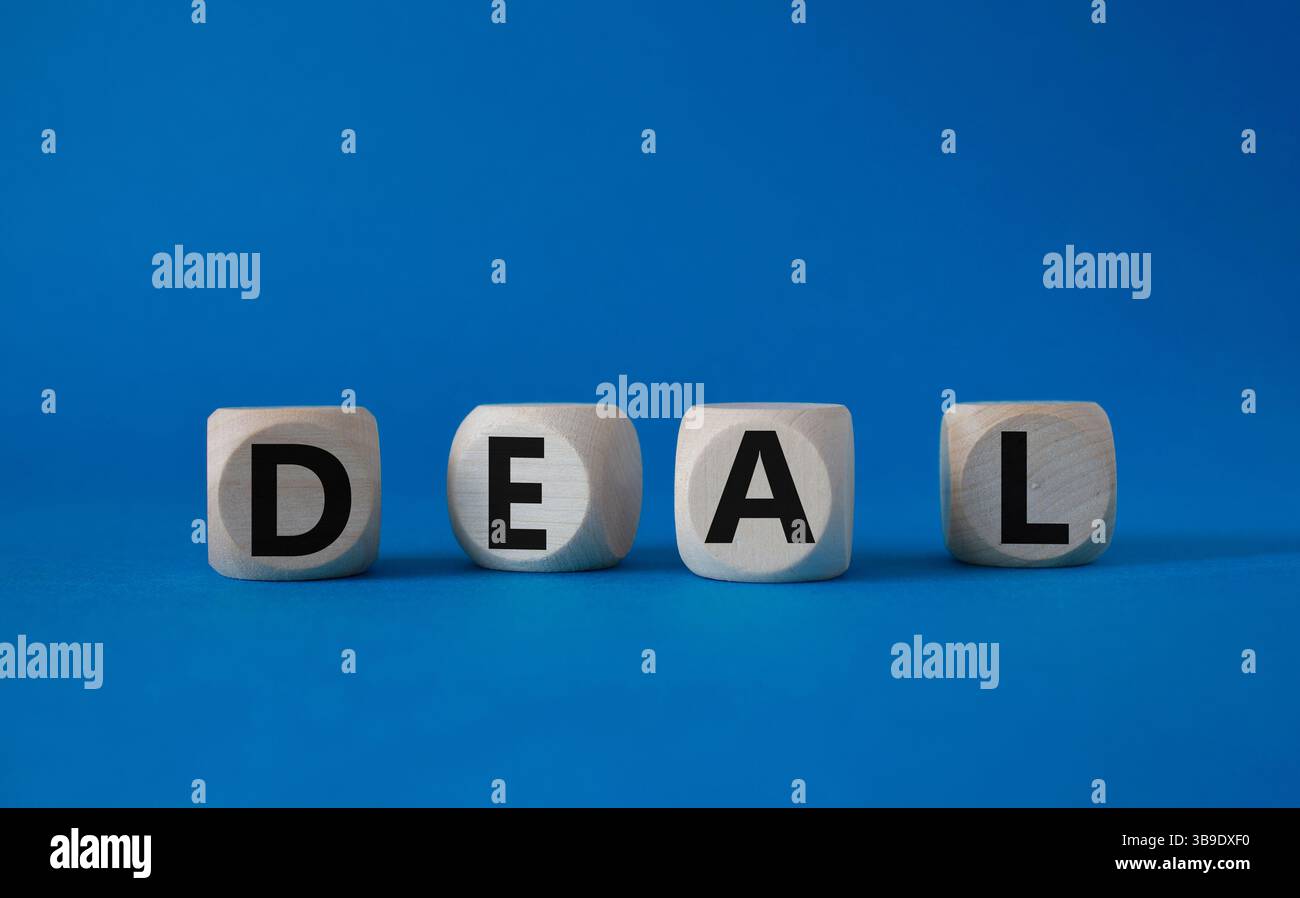 Simbolo dell'accordo. Concept Word deal su cubi di legno. Bellissimo sfondo blu. Concetto di affari e affari. Copia spazio. Foto Stock