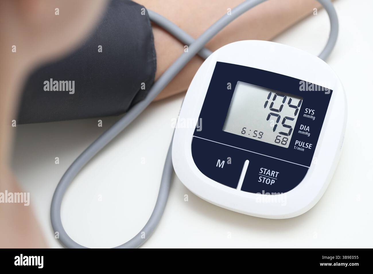 Controllo della pressione sanguigna a casa. Monitor digitale sul braccio. Misurazione delle condizioni mediche. Controllo giornaliero della frequenza cardiaca e del polso. Moderne attrezzature sanitarie. Foto Stock