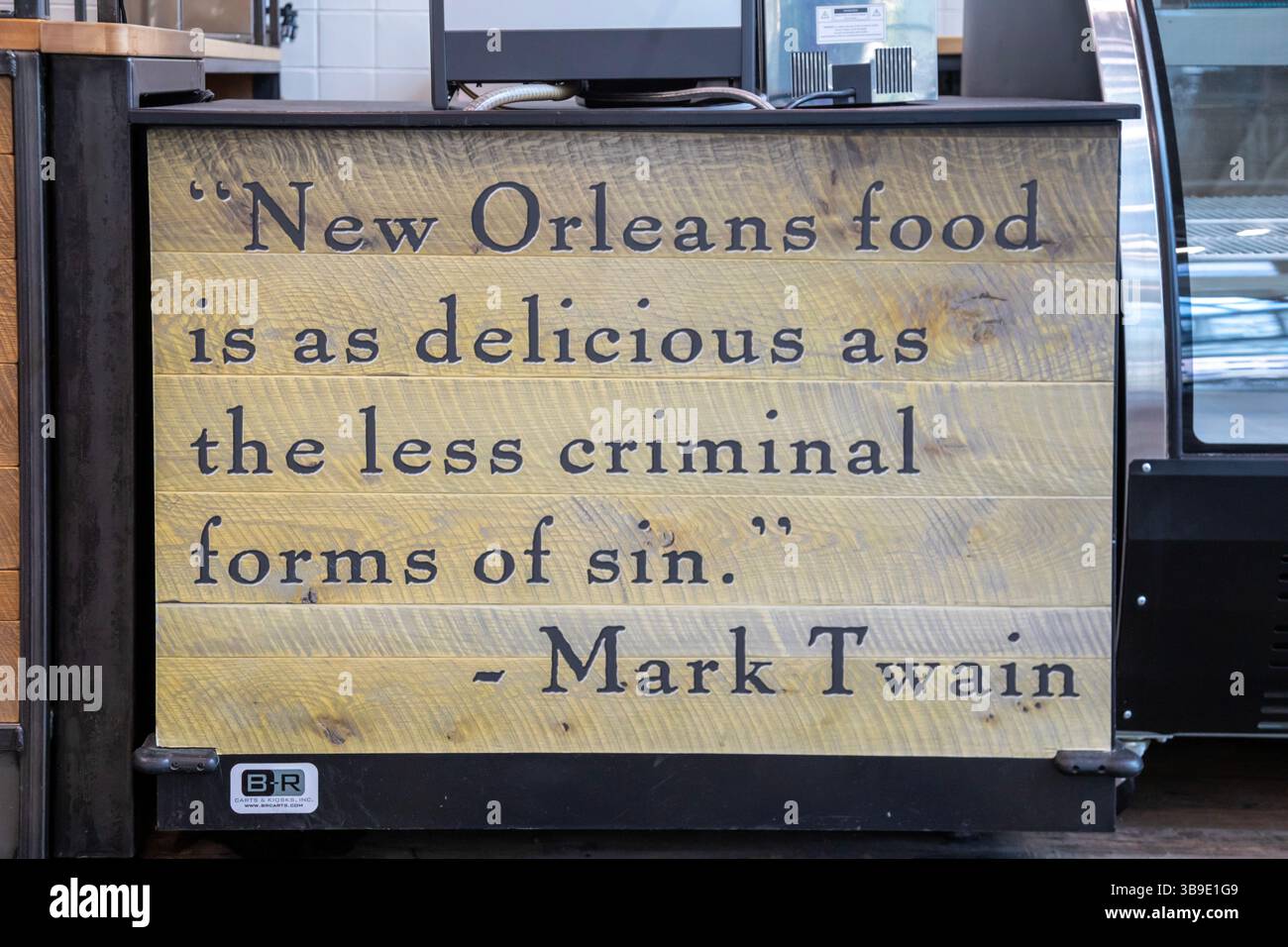 New Orleans, Louisiana - Una citazione di Mark Twain che conferma il cibo di New Orleans è pubblicata nel centro congressi di New Orleans. Foto Stock