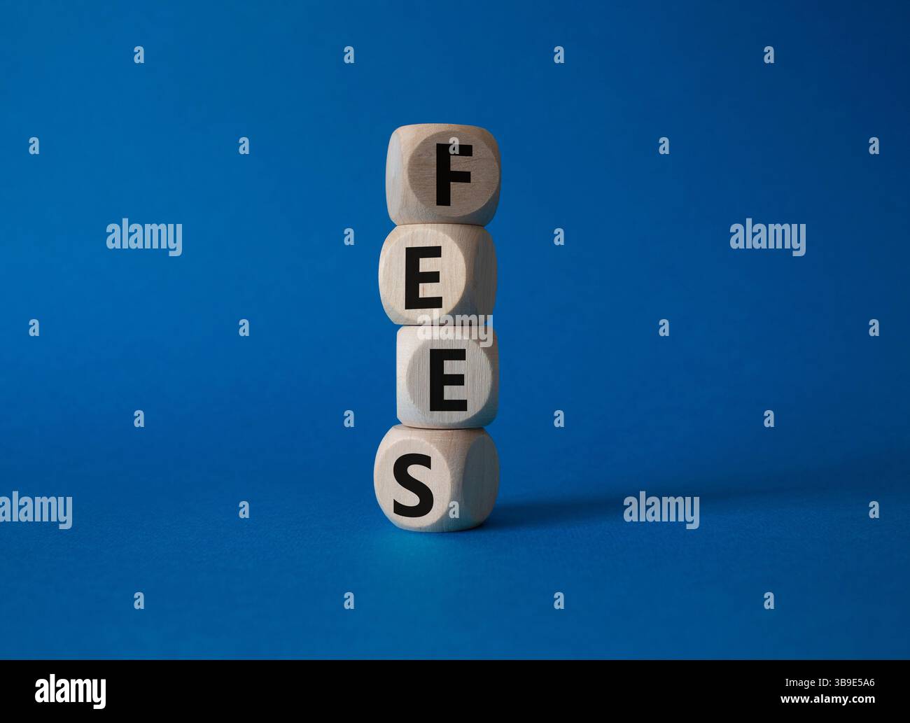 Simbolo delle tariffe. Costo della parola concettuale sui cubi di legno. Bellissimo sfondo blu. Business e tariffe. Copia spazio. Foto Stock