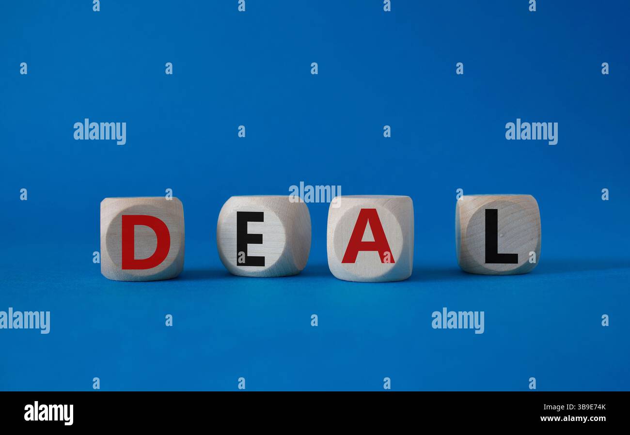 Simbolo dell'accordo. Concept Word deal su cubi di legno. Bellissimo sfondo blu. Concetto di affari e affari. Copia spazio. Foto Stock