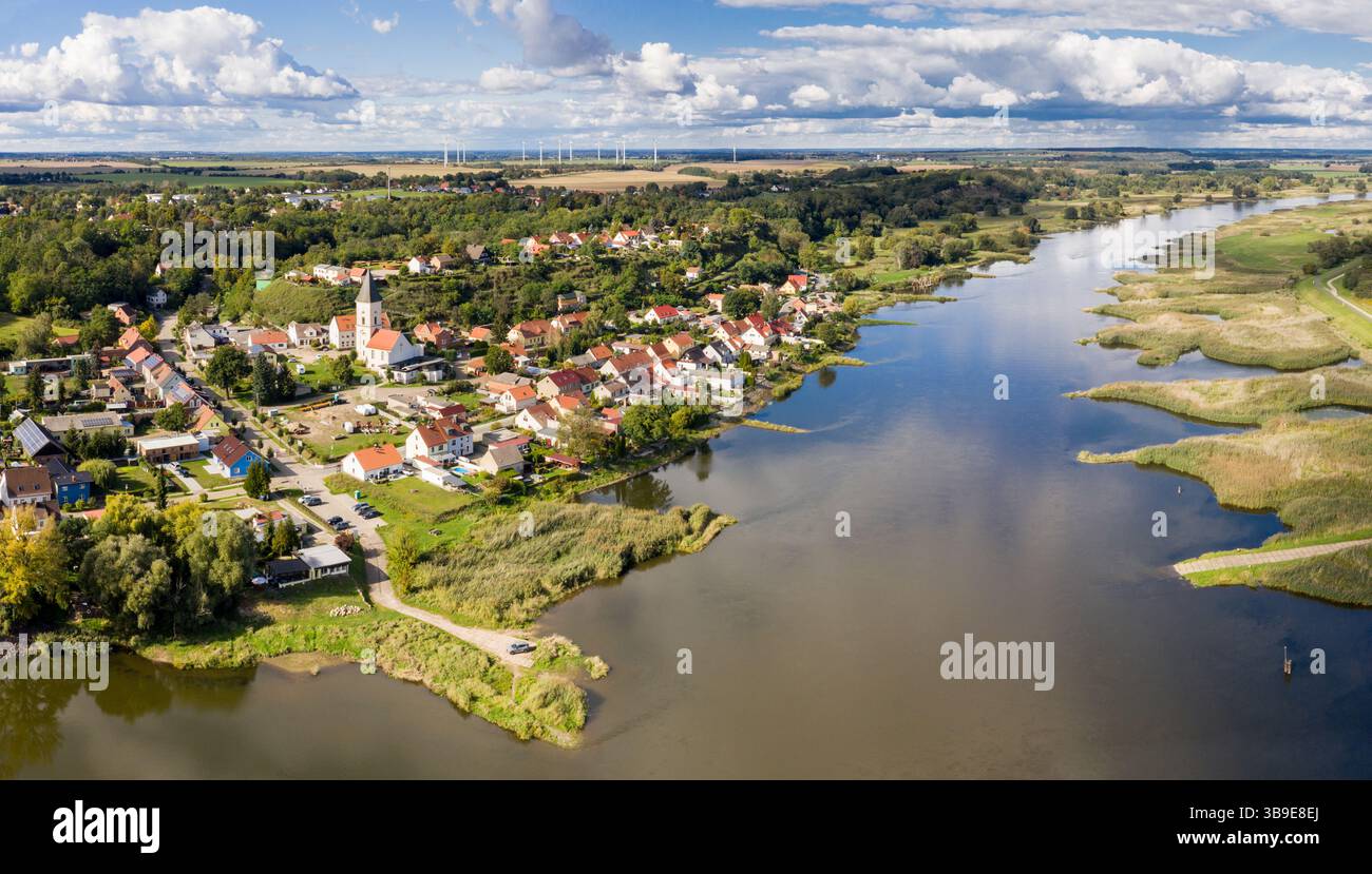 Piccola città sul fiume, vista aerea, Oder, Lebus, Brandeburgo, Germania, Polonia, Europa Foto Stock