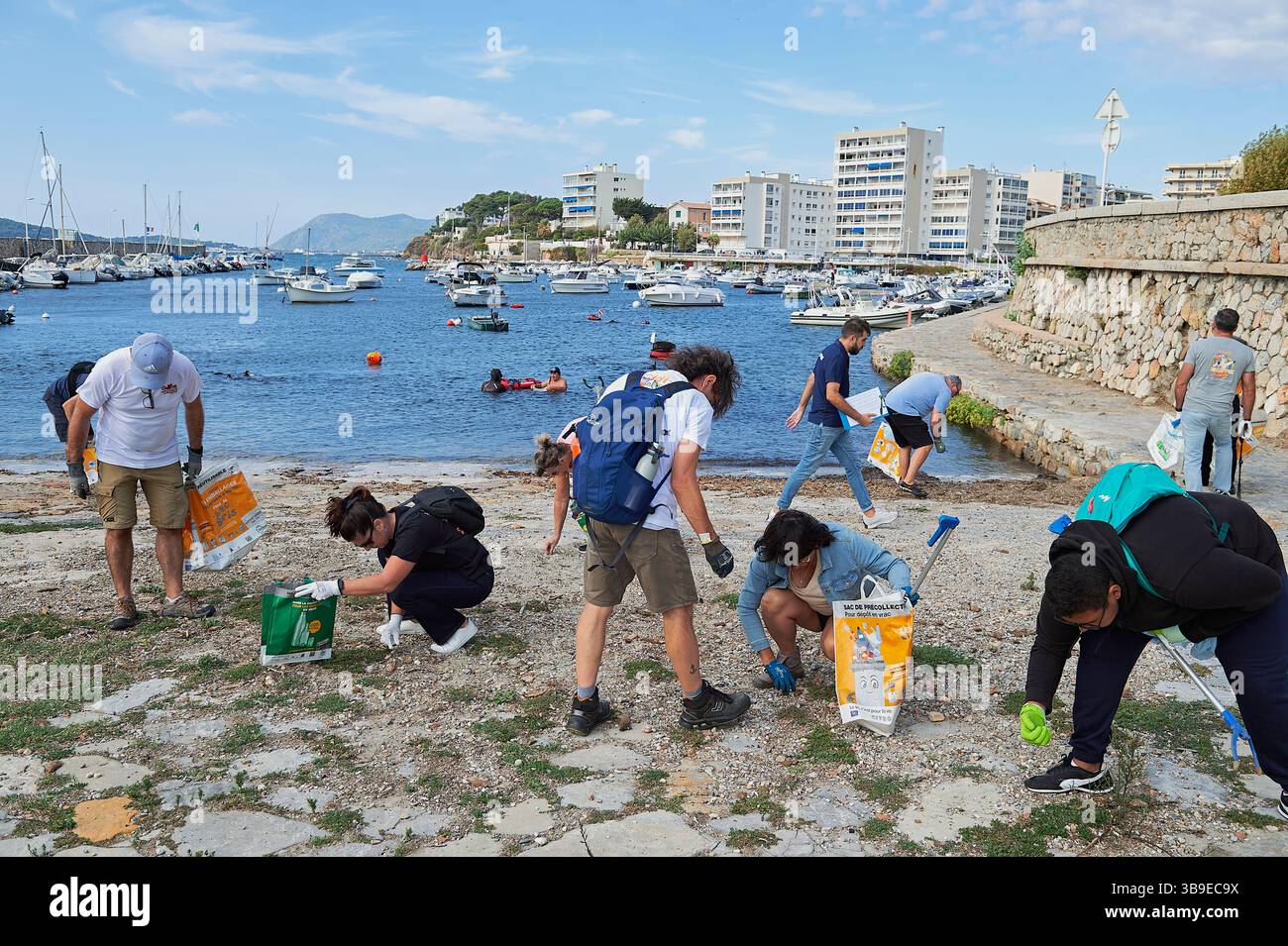 Tolone, porto di Mourillon (Francia sudorientale): Giornata delle pulizie, un programma d'azione sociale globale volto a combattere il problema globale dei rifiuti solidi. Qui, Foto Stock