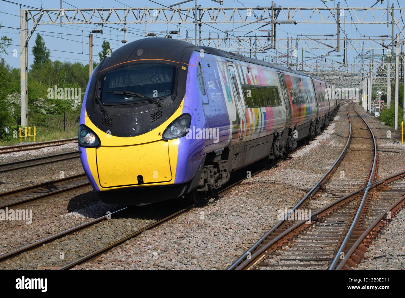 Avanti West Coast Pendolino 390119 Progress indossando il marchio arcobaleno PRIDE con il 0629 da Glasgow Central a Londra Euston che si avvicina a Rugeley TV Foto Stock