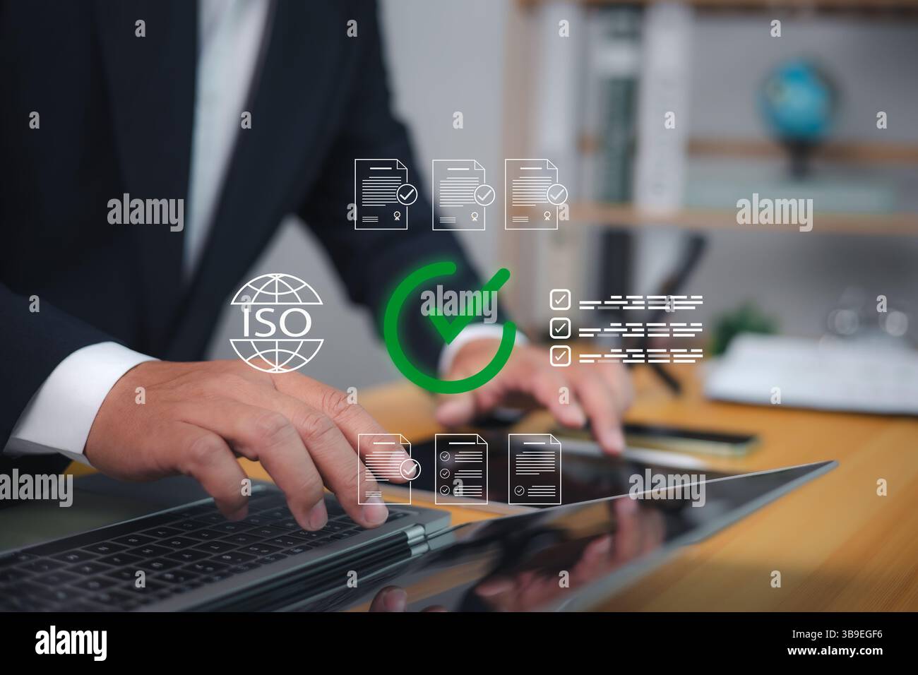 Controllo qualità, uomo d'affari che utilizza un laptop con certificazione ISO, approvazione dei documenti e concetto di gestione della conformità per standard internazionali Foto Stock