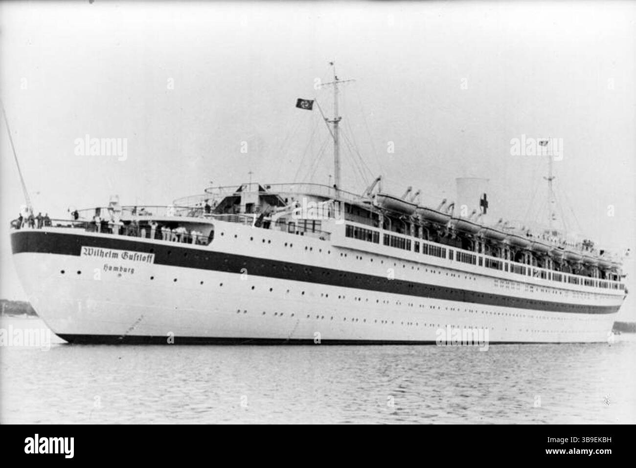 La nave tedesca Wilhelm Gustloff. L'affondamento del Wilhelm Gustloff è il peggior disastro marittimo della storia. La nave fu originariamente costruita come nave da crociera per la forza nazista attraverso il movimento Joy. Durante la guerra fu usata come nave ospedale. Il 30 gennaio 1945 partì con circa 10.600 persone ammassate a bordo. La nave fu silurata dal sottomarino sovietico S-13 e affondò in 40 minuti. Solo 1250 persone sono state salvate, il che significa un bilancio di circa 9400 morti. Foto di Bundesarchiv, Bild 183-L12207 / Augst / CC-BY-SA 3,0, Foto Stock
