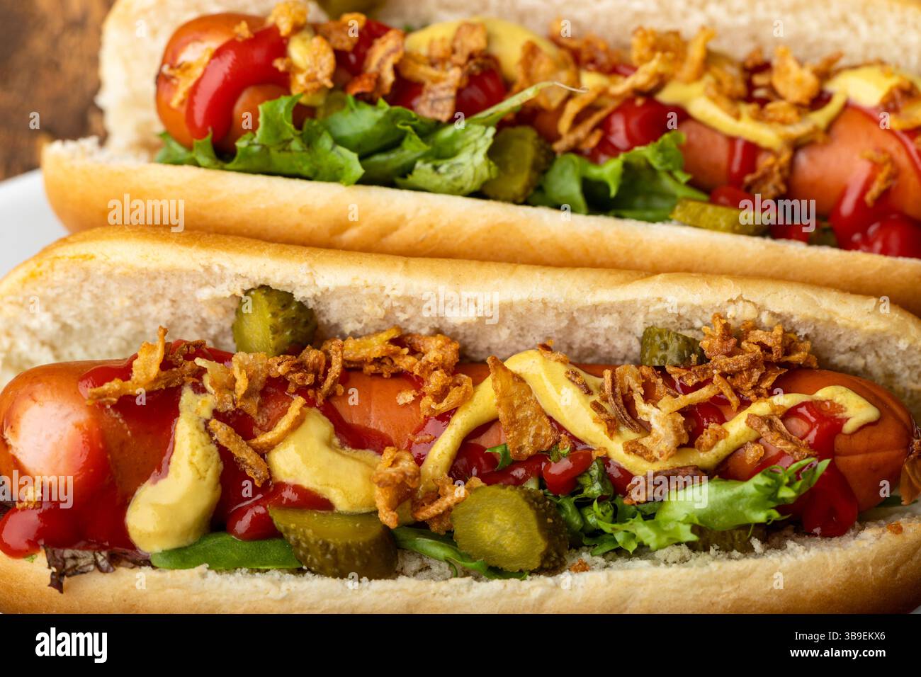 Due hot dog classici in cuccine Foto Stock