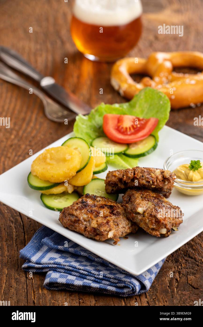 Polpette bavaresi con insalata Foto Stock