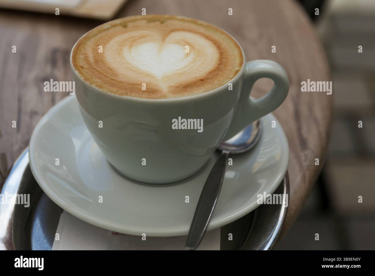 Una tazza di cappuccino con un cuore di schiuma di latte Foto Stock