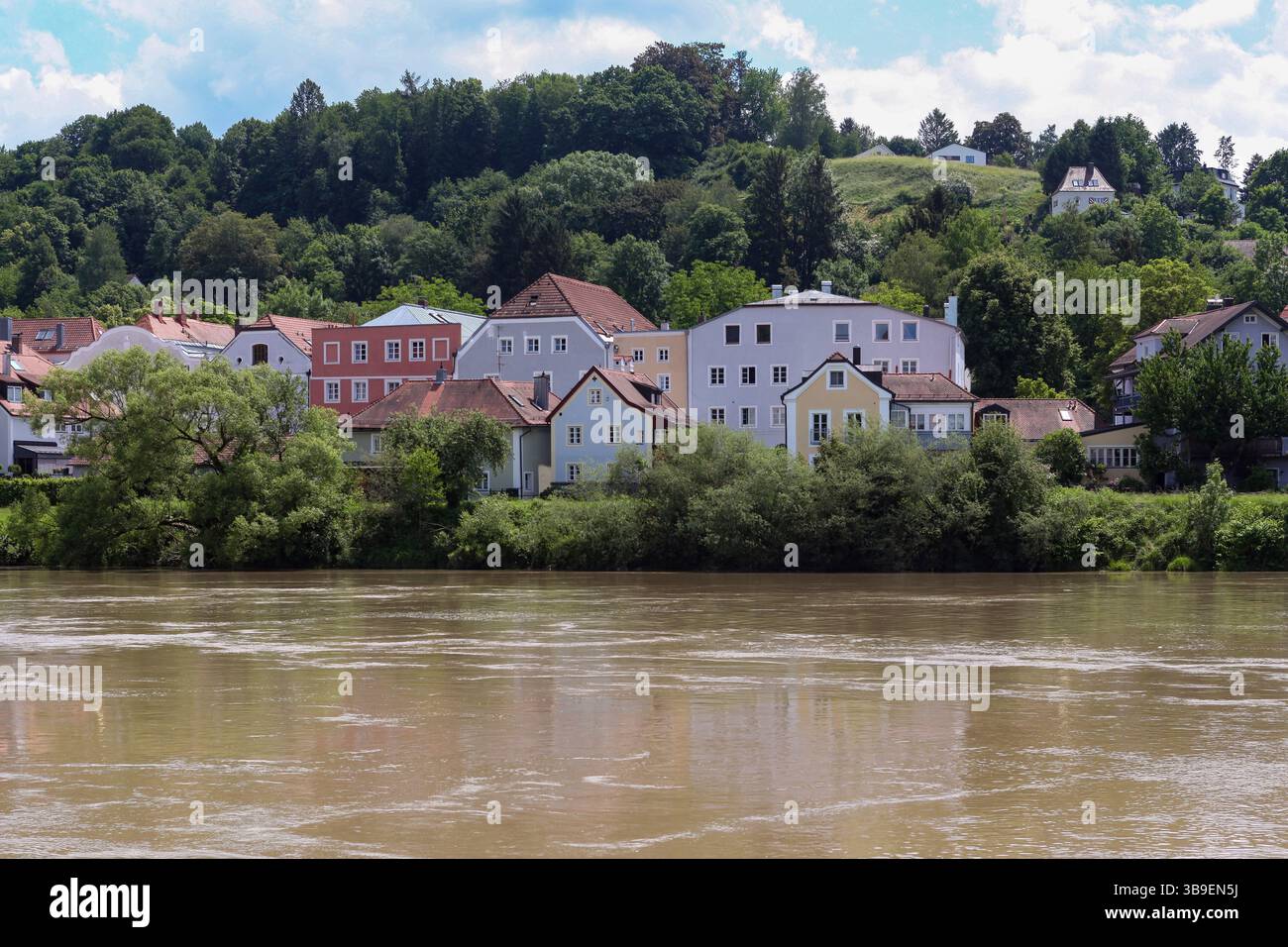 Colorata sagoma della città di Passau con la locanda sul fiume. Foto Stock