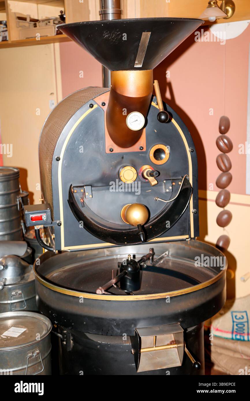 Utensili, oggetti d'arredo di una torrefazione di caffè, rustici Foto Stock