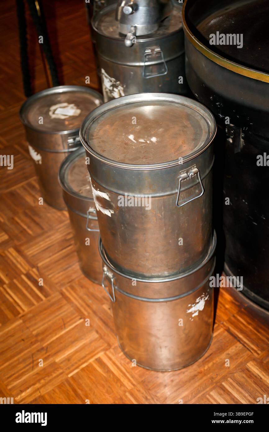 Utensili, oggetti d'arredo di una torrefazione di caffè, rustici Foto Stock