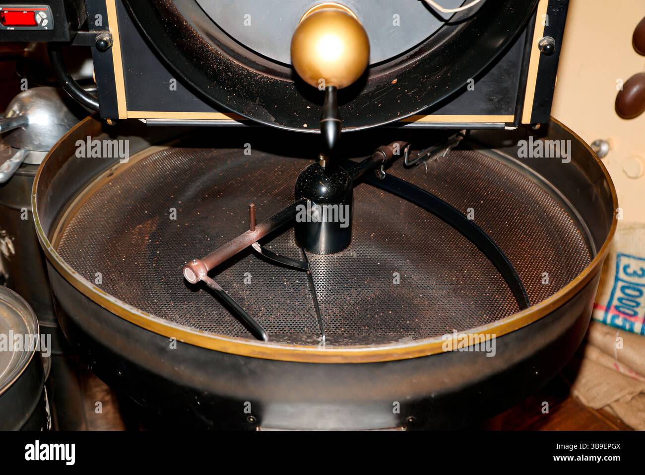 Utensili, oggetti d'arredo di una torrefazione di caffè, rustici Foto Stock