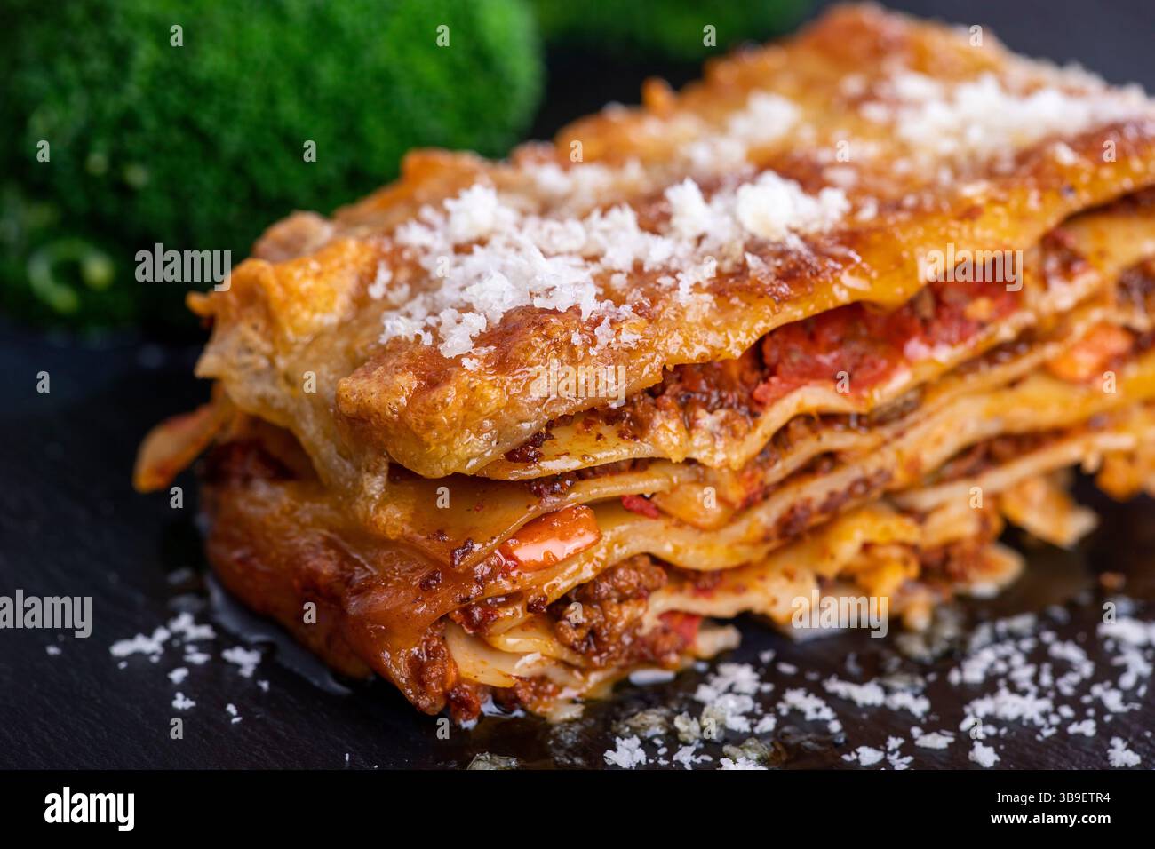 Lasagne su ardesia con broccoli Foto Stock