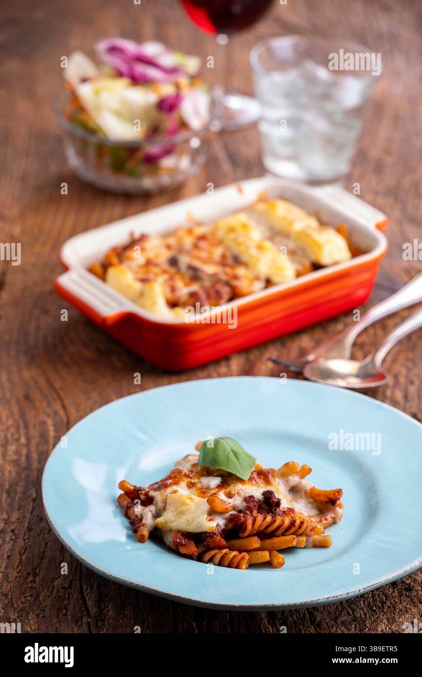 Rigatoni al gratin su legno Foto Stock