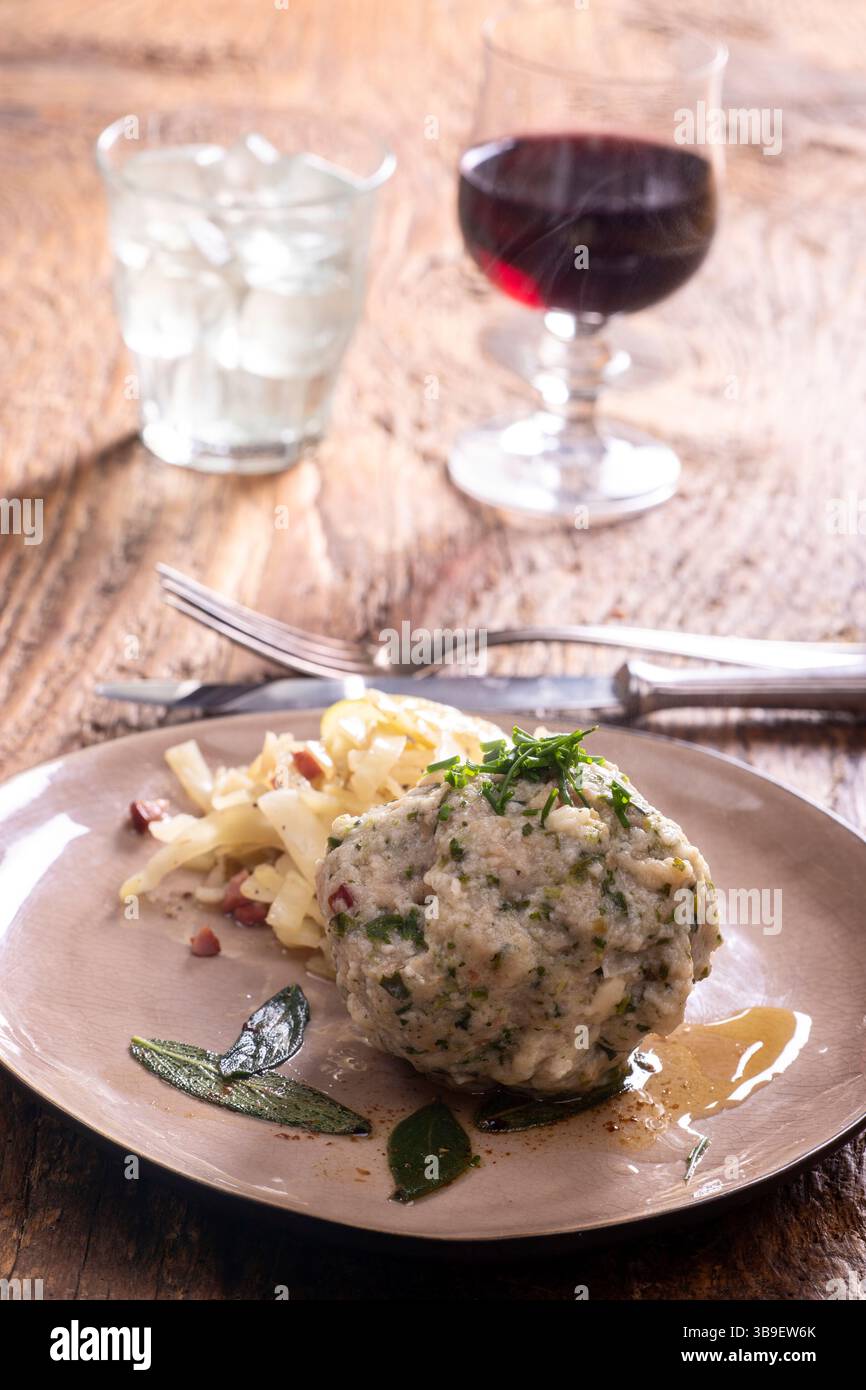 Gnocchi di spinaci bavaresi con insalata di cavolo Foto Stock