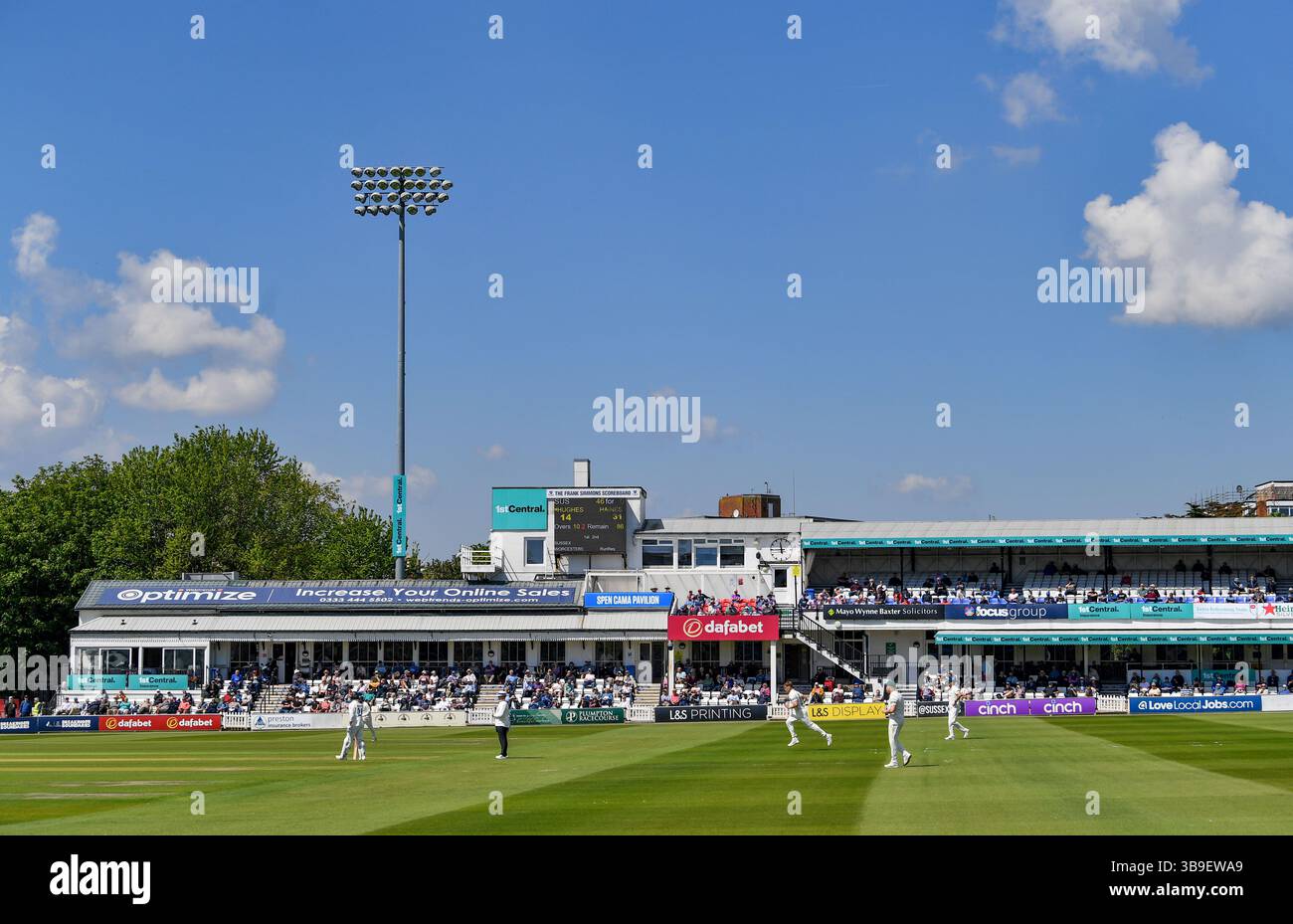 Hove UK 9 maggio 2025 - gli spettatori godono del bel tempo soleggiato durante il primo giorno della partita di cricket della Rothesay County Championship Division 1 tra Sussex e Worcestershire al 1° Central County Ground di Hove: Credit Simon Dack /TPI/ Alamy Live News Foto Stock