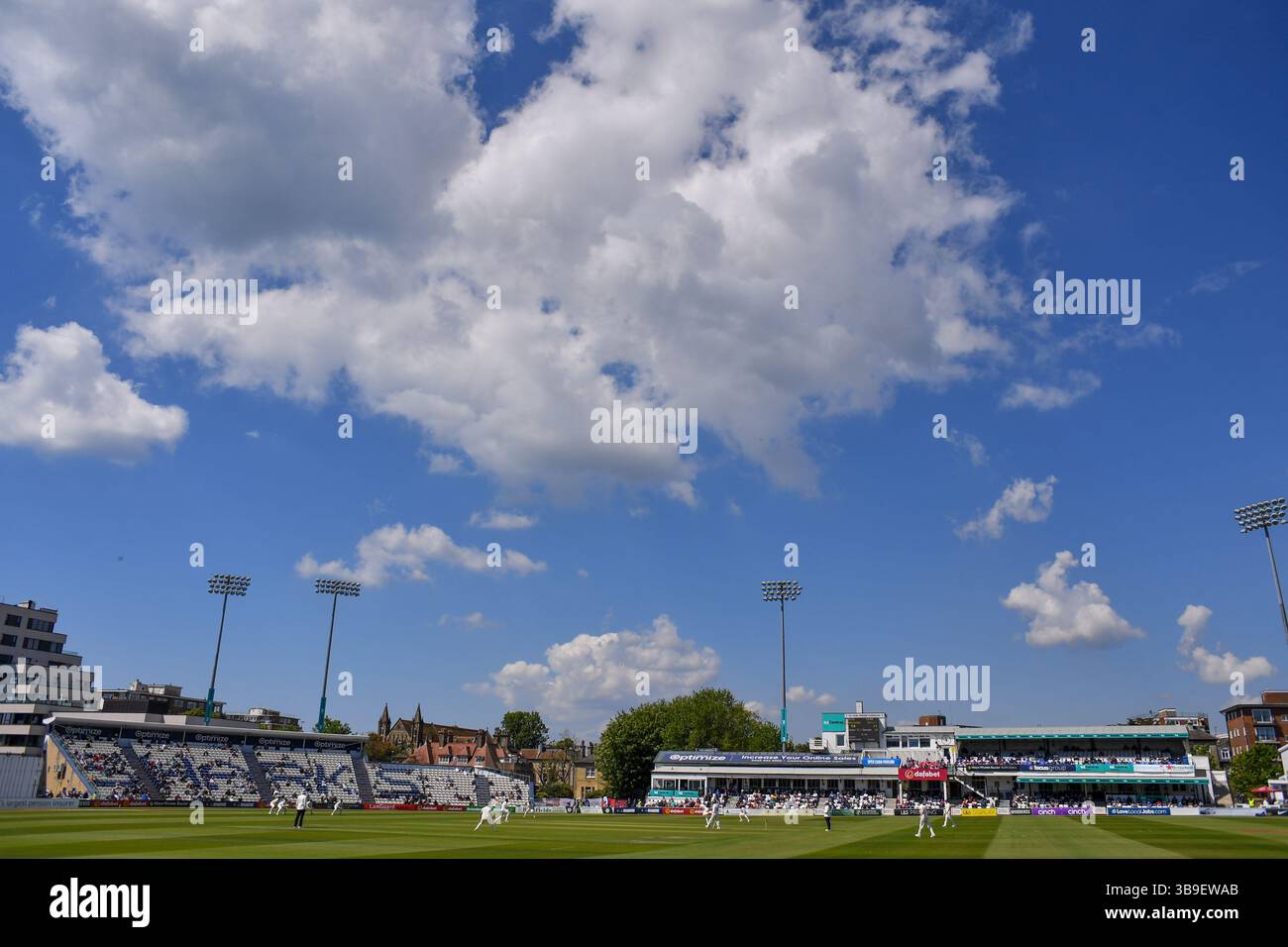 Hove UK 9 maggio 2025 - gli spettatori godono del bel tempo soleggiato durante il primo giorno della partita di cricket della Rothesay County Championship Division 1 tra Sussex e Worcestershire al 1° Central County Ground di Hove: Credit Simon Dack /TPI/ Alamy Live News Foto Stock