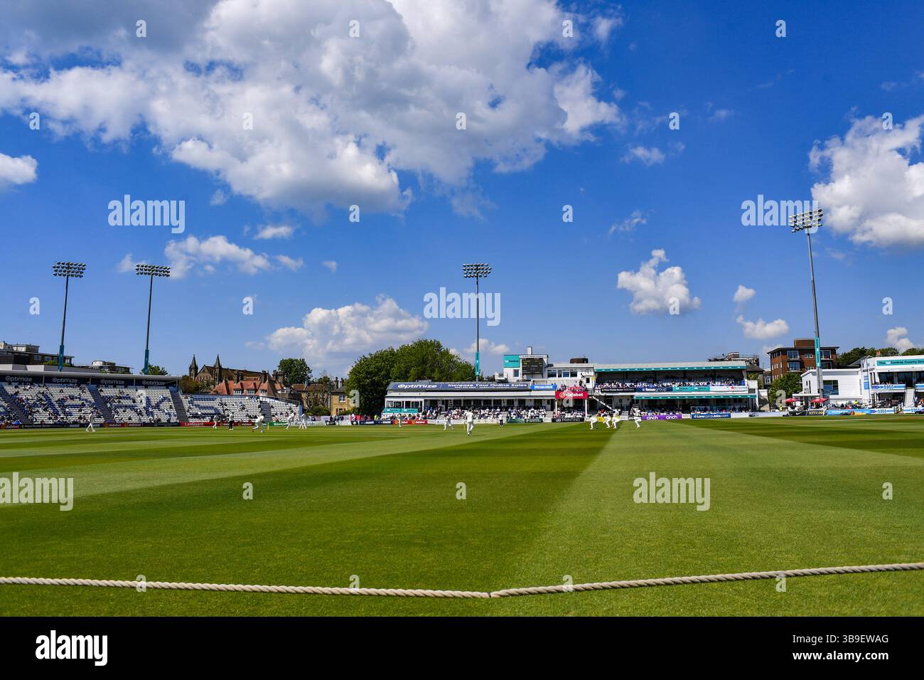 Hove UK 9 maggio 2025 - gli spettatori godono del bel tempo soleggiato durante il primo giorno della partita di cricket della Rothesay County Championship Division 1 tra Sussex e Worcestershire al 1° Central County Ground di Hove: Credit Simon Dack /TPI/ Alamy Live News Foto Stock