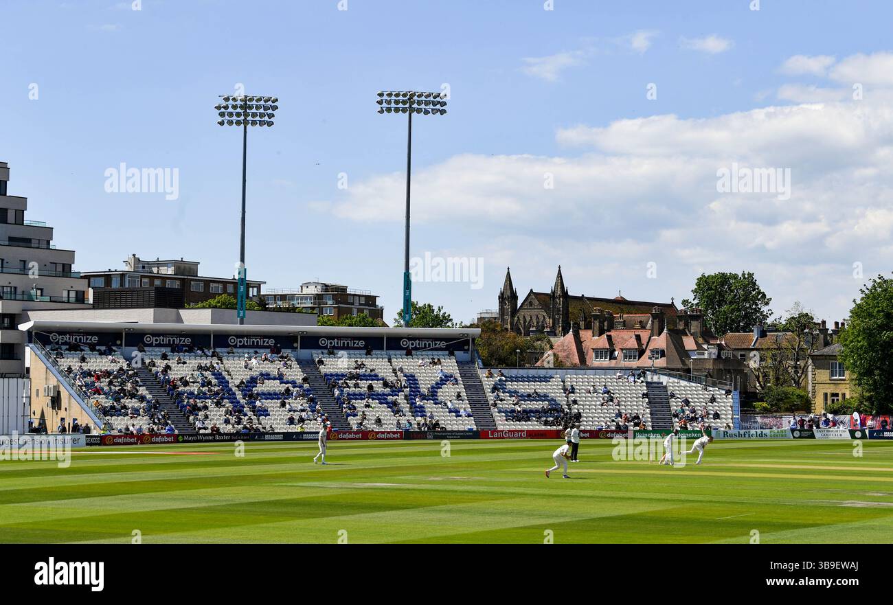Hove UK 9 maggio 2025 - gli spettatori godono del bel tempo soleggiato durante il primo giorno della partita di cricket della Rothesay County Championship Division 1 tra Sussex e Worcestershire al 1° Central County Ground di Hove: Credit Simon Dack /TPI/ Alamy Live News Foto Stock