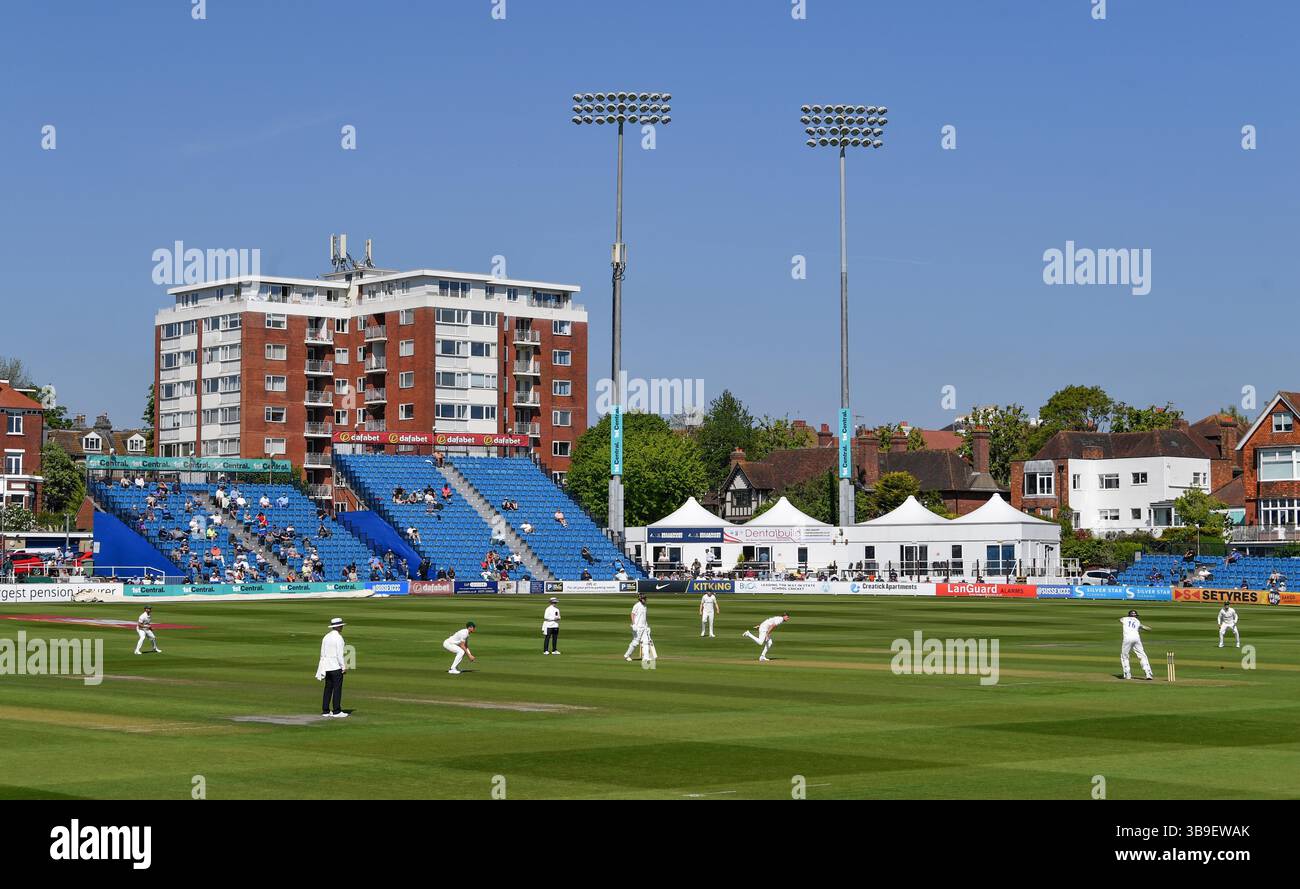 Hove UK 9 maggio 2025 - gli spettatori godono del bel tempo soleggiato durante il primo giorno della partita di cricket della Rothesay County Championship Division 1 tra Sussex e Worcestershire al 1° Central County Ground di Hove: Credit Simon Dack /TPI/ Alamy Live News Foto Stock