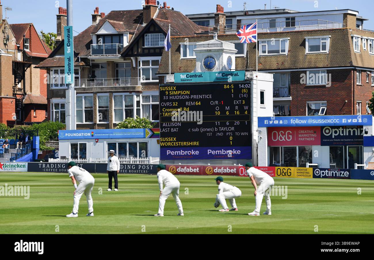 Hove UK 9 maggio 2025 - gli spettatori godono del bel tempo soleggiato durante il primo giorno della partita di cricket della Rothesay County Championship Division 1 tra Sussex e Worcestershire al 1° Central County Ground di Hove: Credit Simon Dack /TPI/ Alamy Live News Foto Stock