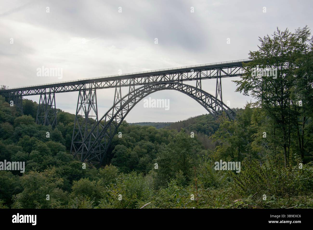 Il ponte ferroviario in acciaio di Müngsten a Solingen, patrimonio dell'umanità Foto Stock