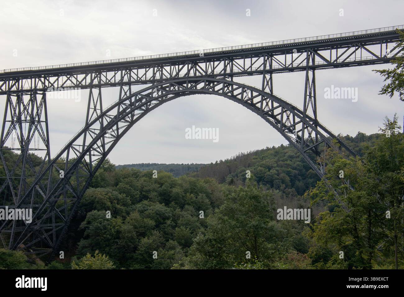 Il ponte ferroviario in acciaio di Müngsten a Solingen, patrimonio dell'umanità Foto Stock